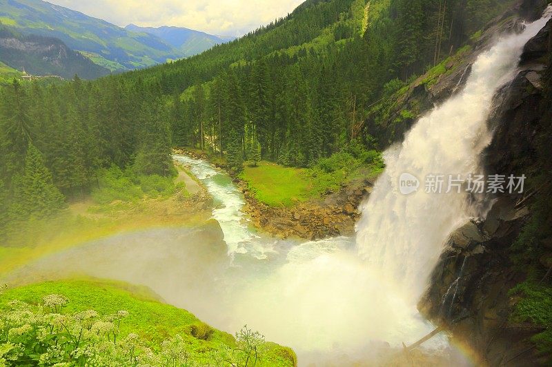 Krimml瀑布景观和彩虹，Hohe Tauern瀑布和森林，萨尔茨堡泰洛，奥地利阿尔卑斯山